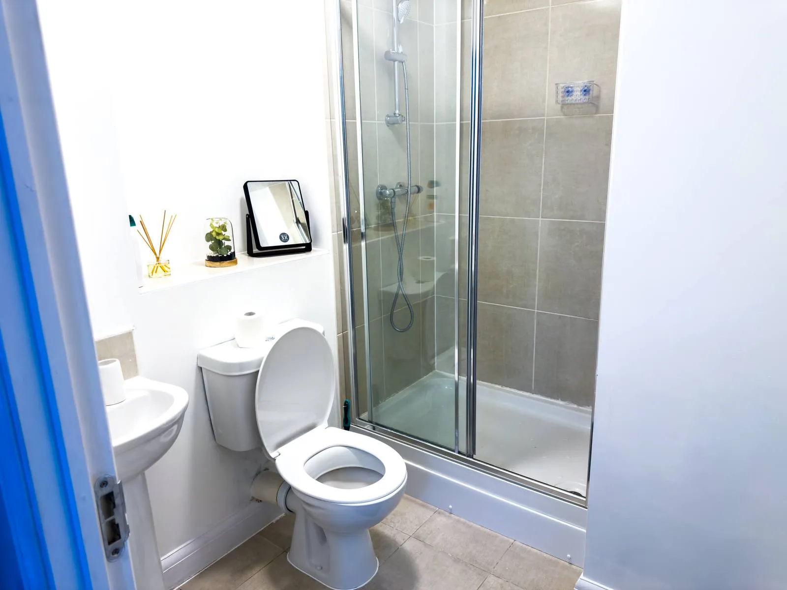 Comfortable accommodation in Coventry by Maine Stays