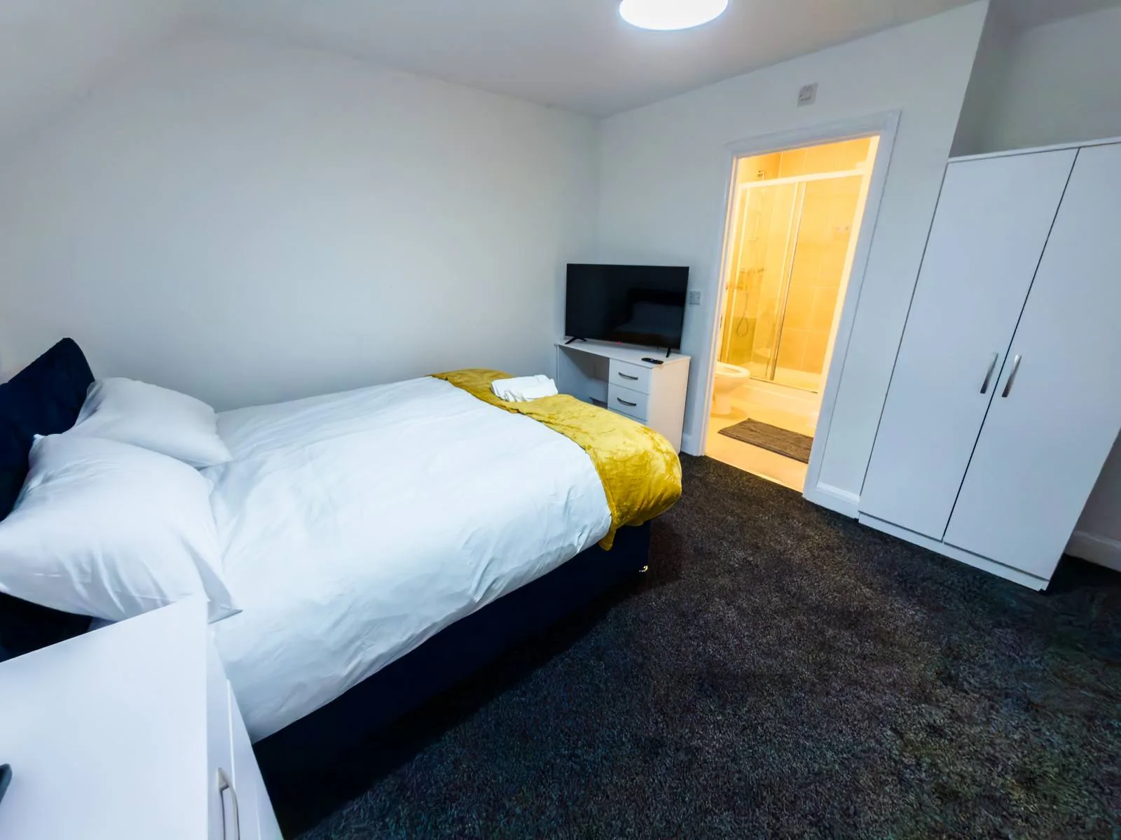 Comfortable accommodation in Coventry by Maine Stays