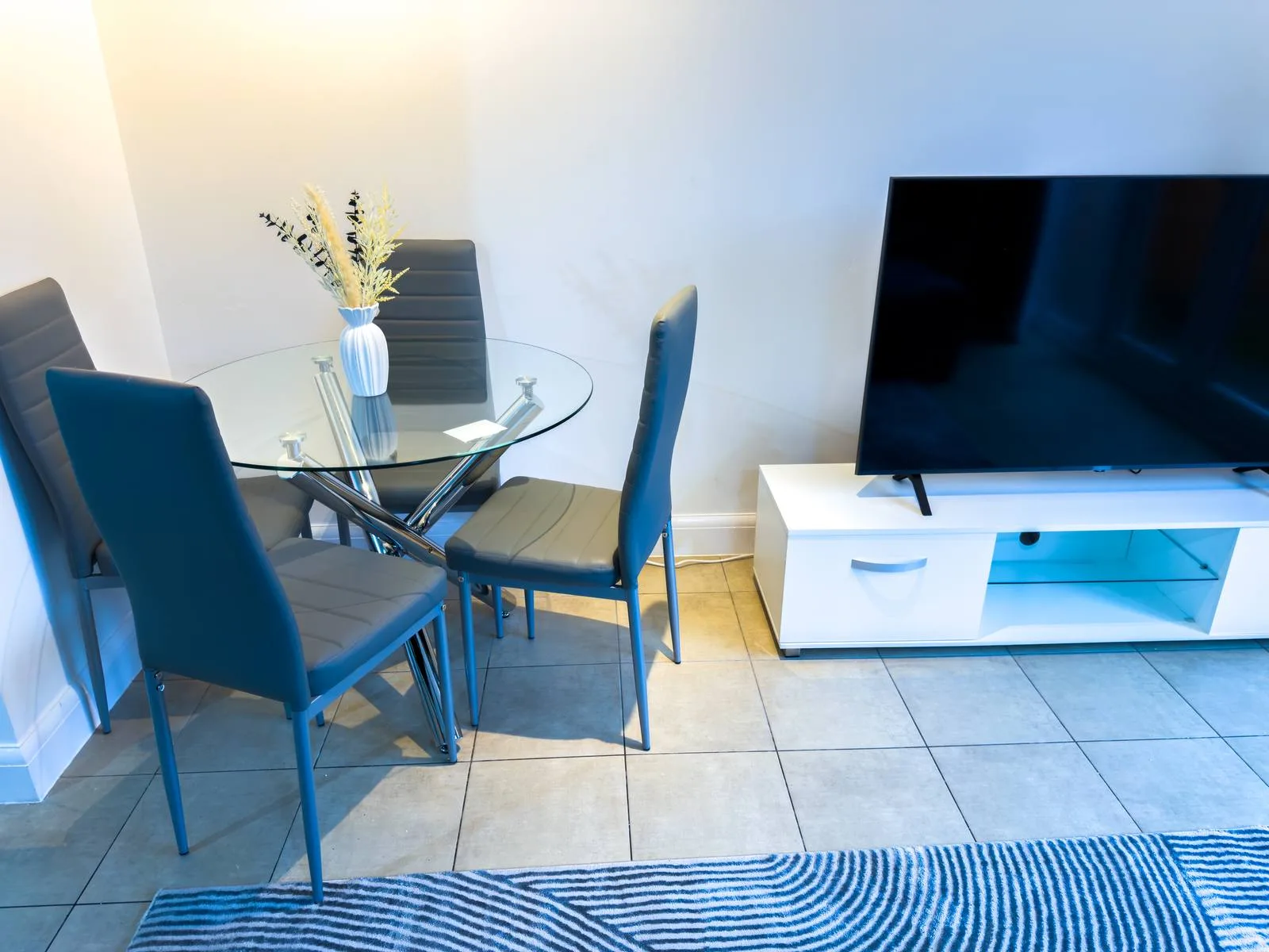 Comfortable accommodation in Coventry by Maine Stays