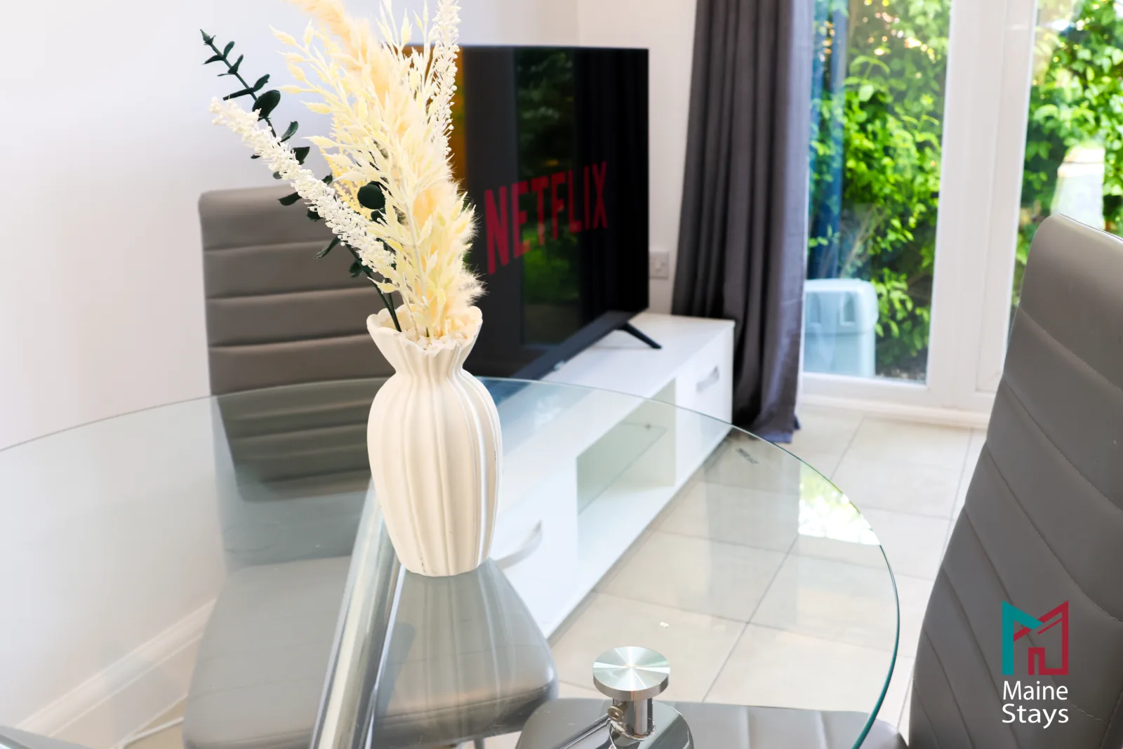 Humber Hub Coventry - Open-plan kitchen, dining and lounge: dining vase netflix tv a