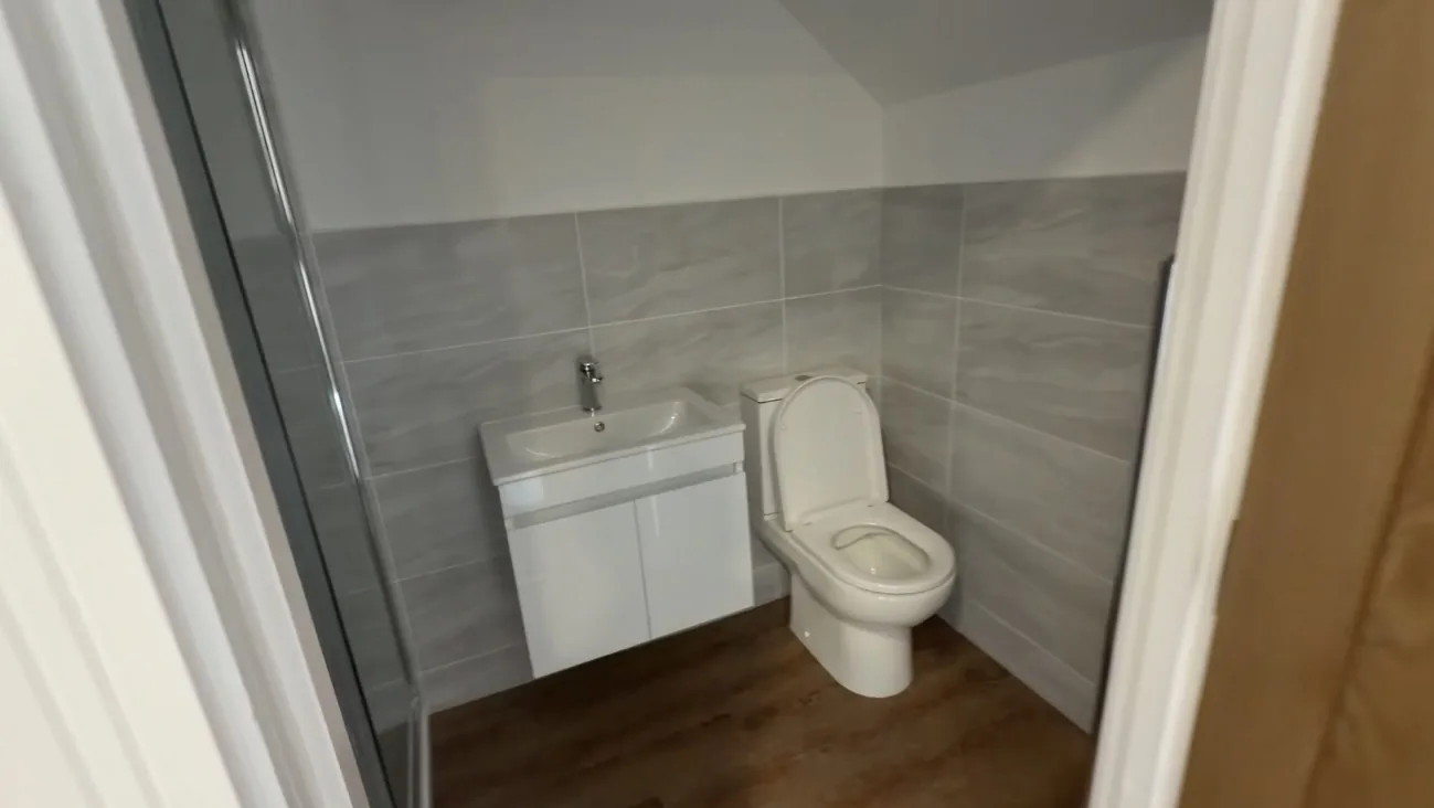 Stoke House — The top-floor bedroom's own shower room