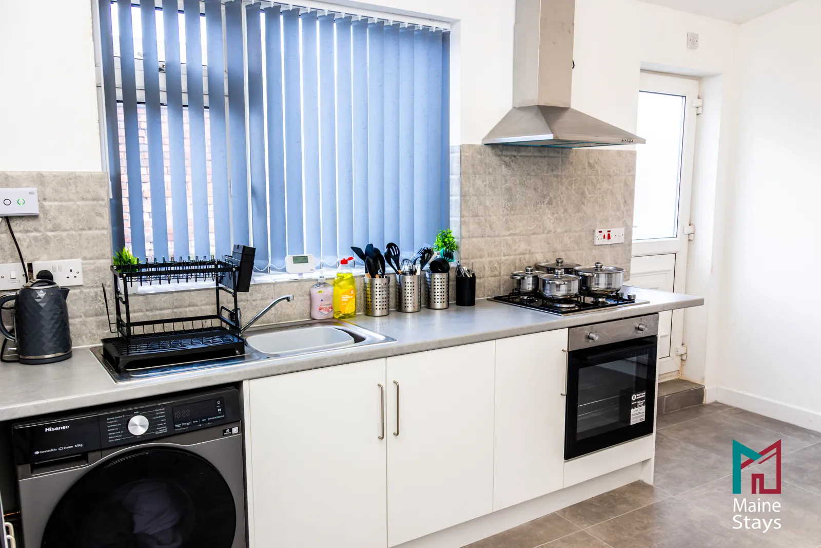 The Dudley Lounge — Kitchen with oven, gas hob, extractor and washer dryer
