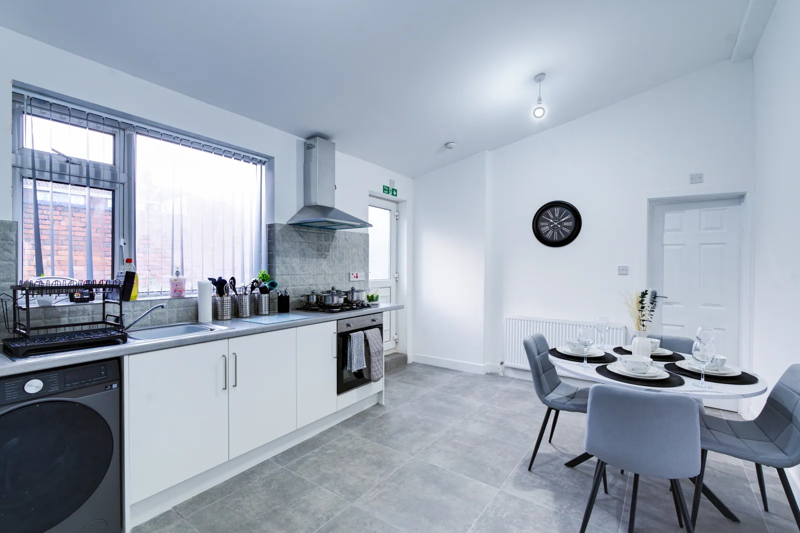 The Merry Hill Lounge: kitchen and dining area with a round table for four