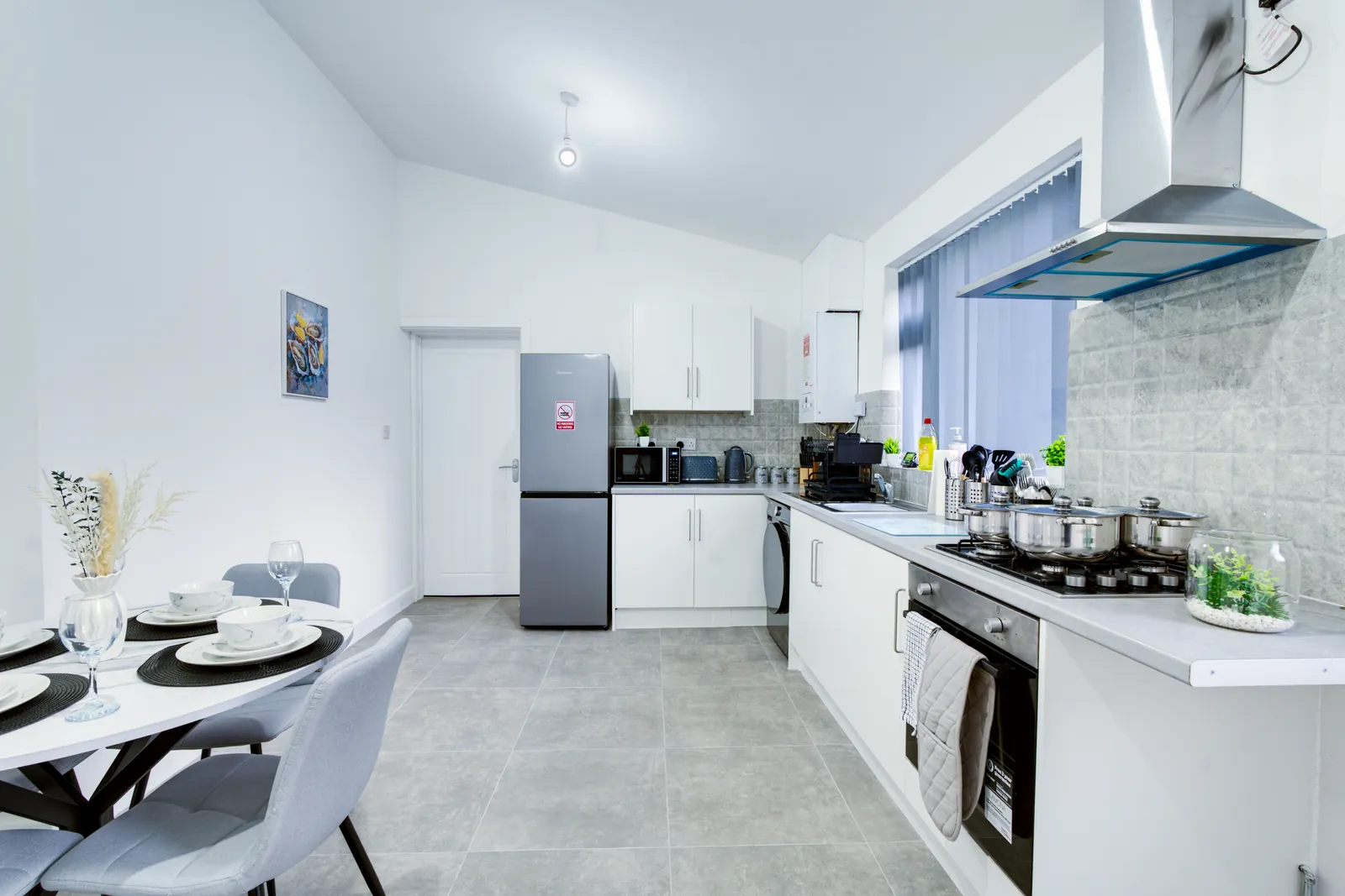 The Merry Hill Lounge: kitchen with oven, gas hob, extractor and fridge freezer